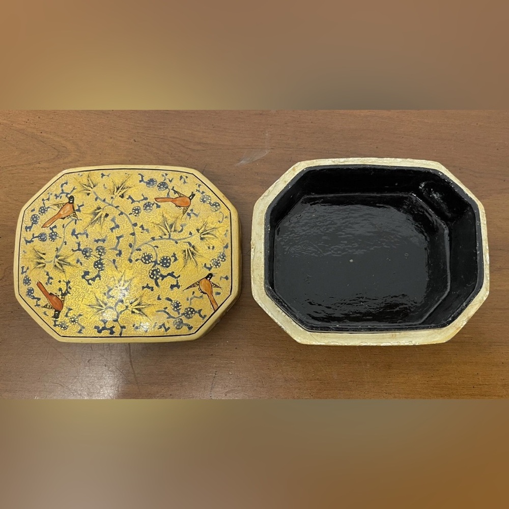 VINTAGE PAPER MACHE LACQUERED DECORATIVE TRINKET BOX- HANDMADE IN KASMIR INDIA